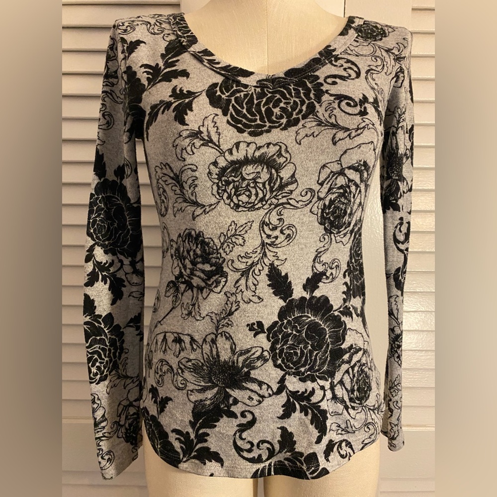 Gray with Black Rose & Paisley Print Ling sleeve Top- Size Small